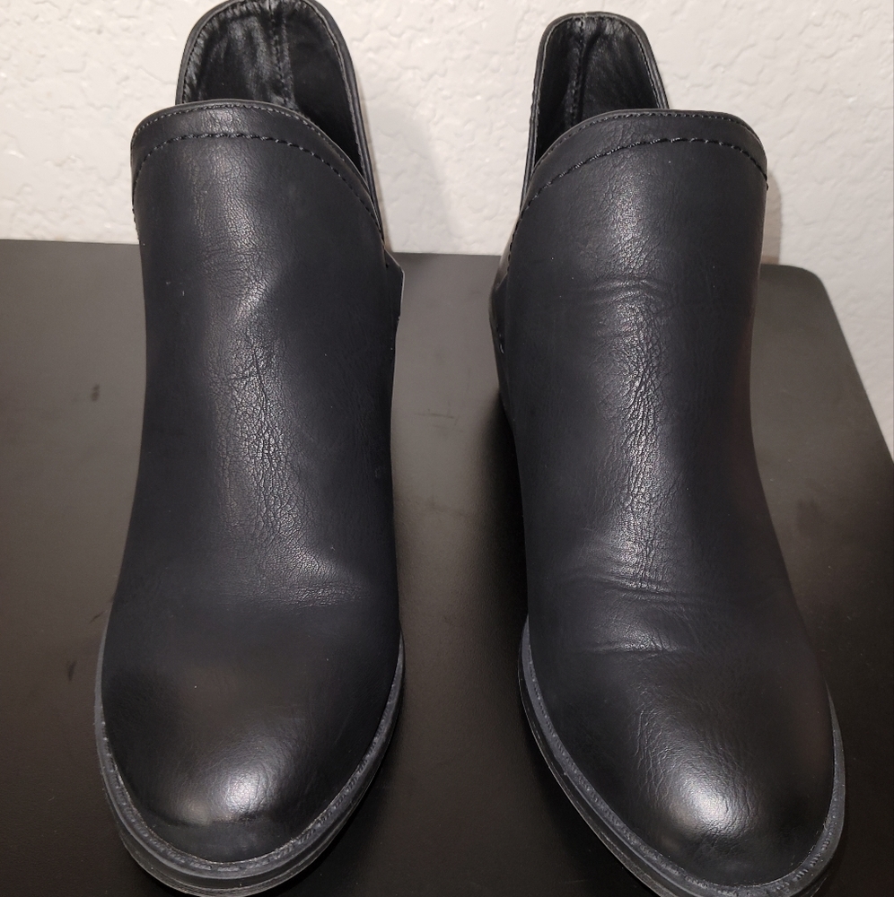 Universal Thread Nora Cutout Boot - Women. Black. Size 6